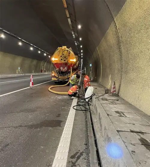 岚山隧道排水渠清淤